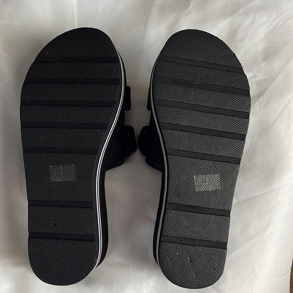 Guess slides size 8 in black and white - Picture 3 of 3
